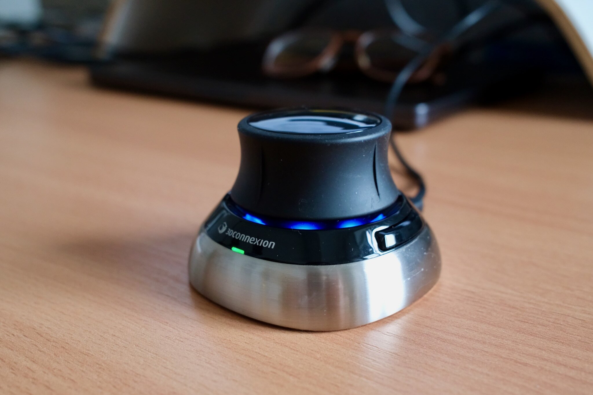 The 3Dconnexion SpaceMouse Wireless on a desk.